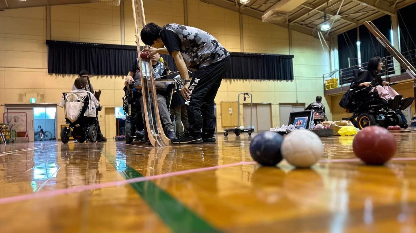 体育館でスポーツをする様子